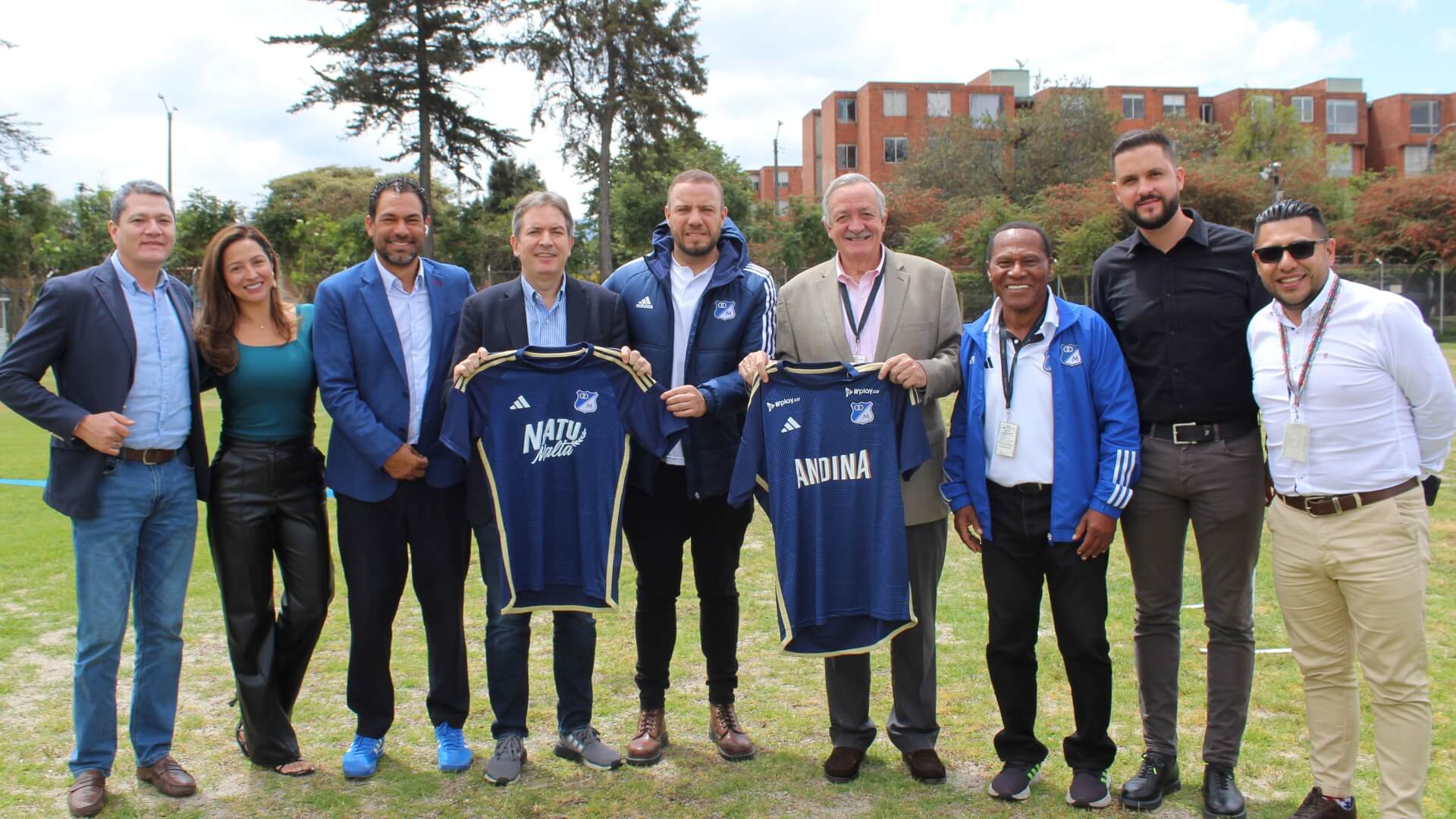 En un día lleno de emoción, Protela recibió con orgullo al equipo directivo de Millonarios F.C. para la reinauguración de nuestra cancha de fútbol en la sede Álamos en Bogotá.